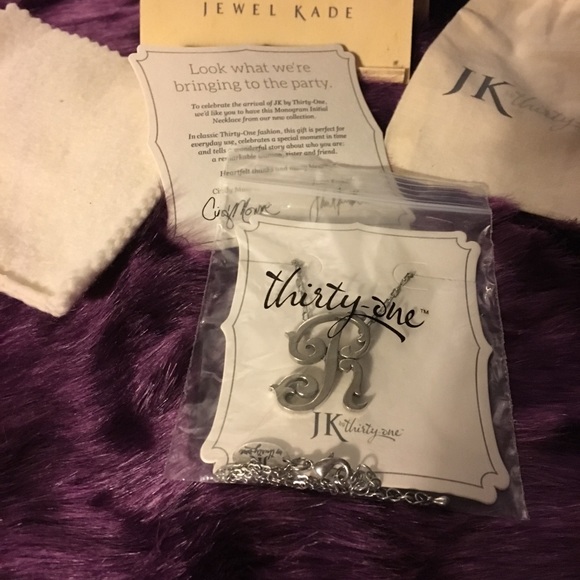 ThirtyOne Kade Necklace “R” Monogram - Picture 2 of 6